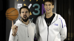 Basketstjärnan Mikael Jantunen och Yle X3M:s programledare Oliver Kivi Mikael Jantunen och Oliver Kivi framför en X3M plansch