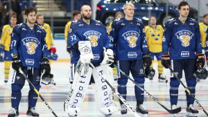 Tirronen debuterade för Lejonen 2018. Oula Palve, Rasmus Tirronen och Niklas Friman lyssnar på nationalsången.