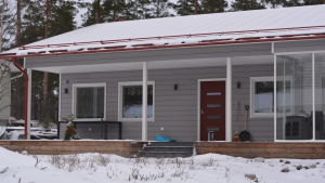 Här bor Heidi, Rasmus och Ivar. Ett nytt, gråmålat trähus. Vinter och snö.
