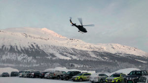 Helikopter lyfter med räddningsmanskap ombord, på väg upp till Blåbærfjellet.
