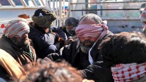Män som flytt från Baghuz den 30 januari och som då gripits av SDF misstänkta för att vara IS-krigare. Män som flytt från Baghuz den 30 januari och som då gripits av SDF misstänkta för att ha varit IS-krigare.