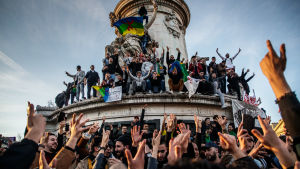 Algerier bosatta i Frankrike har också tagit till gatorna för att uttrycka solidaritet med sina demonstrerande landsmän. Algerier bosatta i Frankrike demonstrerar för att visa solidaritet med sina demonstrerande fransmän.