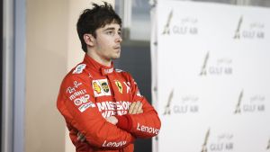 Charles Leclerc. Charles Leclerc står med armarna i kors