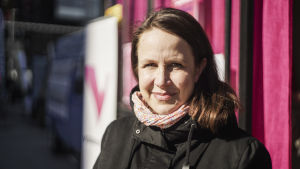 Veronika Honkasalo berättar att en del kandidater inte vågar föra kampanj ensamma längre. Riksdagsvalskandidat Veronika Honkasalo