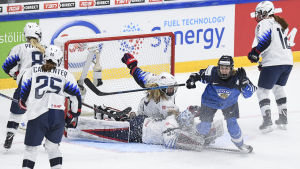Elisa Holopainen gjorde mål i första matchen. Elisa Holopainen gör mål mot USA.