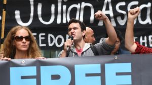 Assange hemland Australien är ett av de länder där det ordnas demonstrationer till stöd för Assange på fredagen. Här utanför det brittiska konsulatet i Sydney. Assange hemland Australien är ett av de länder där det ordnas demonstrationer till stöd för Assange på fredagen. Här utanför det brittiska konsulatet i Sydney.
