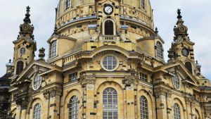 Frauenkirche i Dresden, Tyskland. Kyrkan byggdes 1726-43, förstördes i februari 1945, återuppbyggdes 1994-2005. Frauenkirche i Dresden, Tyskland. Kyrkan byggdes 1726-43, förstördes i februari 1945, återuppbyggdes 1994-2005u