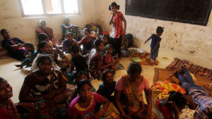 Fiskarfamiljer som på torsdagen sökt skydd i en skola i Konark, i Puri. Fiskarfamiljer som på torsdagen sökt skydd i en skola i Konark, i Puri.