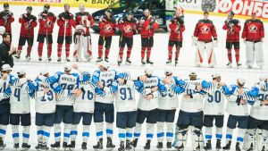 Lejonen besegrade Kanada med 3–1 i VM-finalen i Bratislava. Finland firar segern mot Kanada.