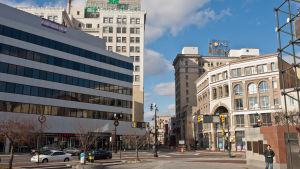 Wilkes-Barre har cirka 40 000 invånare. Wilkes Barre har cirka 40 000 invånare.