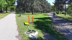 De som cyklar och går i närheten av korsningen Raseborgsvägen-Flemingsgatan i Ekenäs, ska gå mot Seminarieskolan så att man inte rör sig i närheten av arbetena med rondellen. En gång- och cykelväg i Ekenäs.