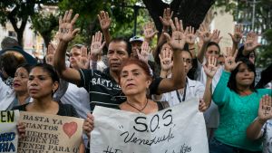 Utarmade venezolaner protesterar utanför ett sjukhus mot den akuta bristen på vård och mediciner Protest framför sjukhus i Venezuela där bland annat brist på vård är ett stor problem.