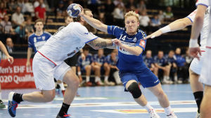 Anthony Hellakoski gjorde tre mål i matchen mot Tjeckien. Anthony Hellakoski med bollen.
