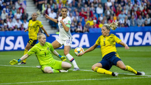 Linda Sembrant glider i gräset, Hedvig Lindahl räddar ett skott
