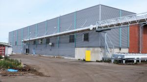 På Käringmossen försöker man flytta allt mer av hanteringsprocessen till behandlingshallar. Då styrs luften genom rör till ett luftreningsverk som tar kol på de värsta lukterna. Käringmossens avfallsstation