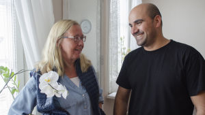 Heshmats stödmamma Harriet Lindelöf-Sahl har stått vid Heshmats sida genom den långa processen. invandrare ler mot finländsk stödmamma