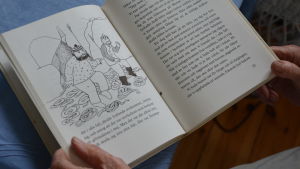 Christina Andersson har själv illustrerat böckerna om Jakob Dunderskägg Närbild på en Jakob Dunderskägg-bok med en illustration.