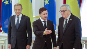 Zelenskyi har rest runt i Europa flitigt för att etablera goda kontakter till EU:s ledare. Här med Donald Tusk och Jean-Claude Juncker. Volodymyr Zelenskyi på besök i Bryssel. Träffar Jean-Claude Juncker och Donald Tusk.