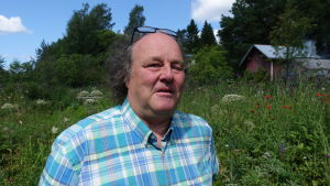 Biologen Anders Albrecht i sin lummiga trädgård i Sibbo. Anders albrecht i sin lummiga trädgård i Sibbo