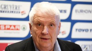 Svein Arne Hansen. Svein Arne Hansen kollar framåt under en presskonferens.