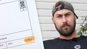 Under studietiden fick Fredrik Sjöblad en räkning på 5 100 euro av sin hyresvärd Hoas. Efter reklamationen sjönk summan till en fjärdedel, eftersom räkningen till stor del gällde en skada som uppstått innan han flyttat in. Kollagebild med ca 30-årig man som tittar argt mot kameran, bredvid honom närbild på räkning på drygt 5000 euro.