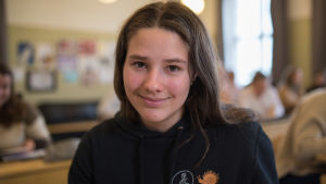Jenna Ingves i årskurs två tar en extrakurs på nätet som skolan inte kan erbjuda. flicka i svart tröja ler mot kameran