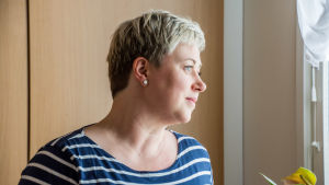 Som anhörig känns det här väldigt fel, säger Jessica Bremer. Jessica Bremer tittar ut genom fönstret