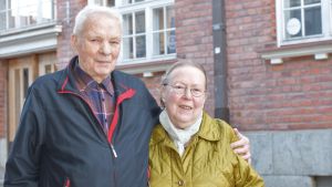 Raimo Markkanen berättar att han fått medalj av självaste presidenten för att han i tiderna var en omtyckt busschaufför i Helsingfors. Nu åker han byabuss med frun Ritva-Liisa Markkanen. Ett äldre par, kvinna och man, står ute vid Ekenäs gågata och håller om varandra.