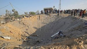 Gropen efter det bostadshus som bombades av Israel i Deir al-Balah på Gazaremsan strax innan eldupphöret trädde i kraft på torsdag morgon. Nu är Israel och palestinierna oense om vem som egentligen dödades där. Gropen efter det bostadshus som bombades av Israel i Deir al-Balah på Gazaremsan strax innan eldupphöret trädde i kraft på torsdag morgon. Nu är Israel och palestinierna oense om vem som egentligen dödades där.