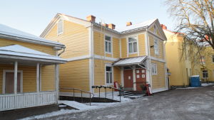Kunderna hittar till Gula huset trots att de måste gå in på bakgården för att komma in i butiken. Gula trähus i Ekenäs.
