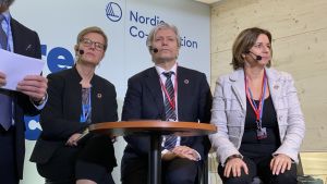 Finlands miljöminister Krista Mikkonen(till vänster) tillsammans med Norges miljöminister Ola Elvestuen och Sveriges miljöminister Isabella Lövin Klimatmötet i Madrid