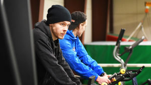 Iilahti var en hårsmån från att ge upp. Jonathan IIlahti cyklar på spinningcykel tillsammans med vännen Victor Wik.