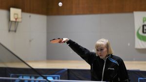 Aino Tapolas giftiga vapen, en hög bakåtskruvande boll, som är onåbar för motståndaren. Aino Tapola på träningsläger i Pajulahti.
