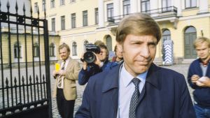 "Jag har aldrig haft komplex över min bakgrund", säger Pär Stenbäck, som anser sig höra till den första generationen som bevisade att det inte är ens efternamn som avgör hur långt man kan gå. Pär Stenbäck och journalister