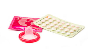 Två kondomer och en tablettkarta med p-piller.