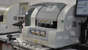 Här analyseras coronatester. Apparatur för coronatester i ett laboratorium.