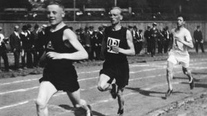 Katz (t.h.) lyckades bara en gång besegra sin kompis Nurmi (t.v.) på tävlingsbanan, på 1500 meter sommaren 1920. Paavo Nurmi, Oskari Rissanen och Elias Katz springer på Djurgårdens plan i Helsingfors 1920.