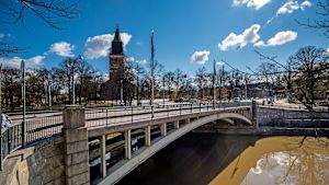 Vad och vem kommer att köra på stadens gator i framtiden? Dombron i Åbo med Åbo domkyrka i bakgrunden.