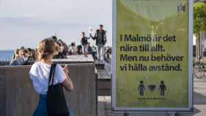 Jodå. Också Sverige har uppmanat till försiktighet och distans för att undvika covid19. Ungdomar i Malmö 26.5.2020