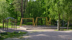 Skolgården vid Smedsby skola. Smedsby skolas skolgård med gungor och köätterställning.