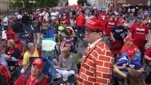 Trumpanhängare på kampanjmötet i Tulsa. Hundratals Trumpsupportrar sitter i fältstolar på gatan i Tulsa.