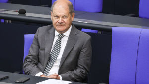 Finansminister Scholz ska höras i finansutskottet i Bundestag nästa vecka. Olaf Scholz istuu.