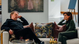 Saska Saarikoski tillsammans med programledaren Ira Hammermann i programmet En önskan. Saska Saarikoski och Ira Hammermann sitter i intervjusoffa.