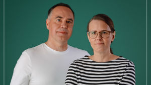 Jens Berg och Jenny Sylvin diskuterar dialekter. Jens och Jenny står mot en grön bakgrund och ser rakt in i kameran.