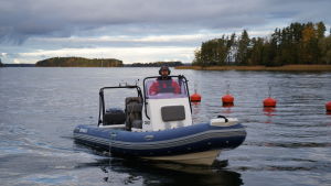 Ombord på båten finns ett så kallat genomflödessystem, som pumpar in och ut cirka 30 liter vatten i minuten. Systemet är försett med sensorer som registrerar uppgifter om vattnet med fem sekunders mellanrum. En man står i en båt.
