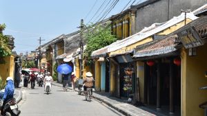 Många inhemska turister smittades av coronaviruset när de flockades i den historiska staden Hoi An i centrala Vietnam i juli. Efter det har gatorna i staden gett ett närmast övergivet intryck. Många inhemska turister smittades av coronaviruset när de flockades i den historiska staden Hoi An i centrala Vietnam i juli. Efter det har gatorna i staden gett ett närmast övergivet intryck.