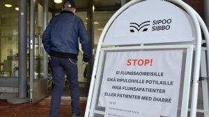 Dörren går i ett och det normala jobbet i kombination med kraven på grund av coronan börjar tära på hälsovårdspersonalen på social- och hälsostationen i Nickby. Skylt vid Sibbo social- och hälsostation