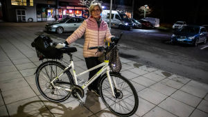 Ulla Pekkala vill uppmana alla cyklister att ha cykellamporna i skick både fram och bak. Ulla Pekkala med sin cykel.