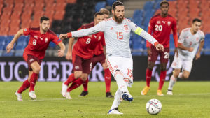 Sergio Ramos hade en tung kväll mot Schweiz. Sergio Ramos skjuter en straff.