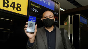 En passagerare vid flygplatsen Heathrow i London i Storbritannien visar upp sin mobil. Där syns en kod som bevisar att han har testat negativt för covid-19. Snart kan man också på motsvarande sätt bevisa att man har blivit vaccinerad. Passagerare visar upp sin mobil. Där syns en QR-kod som bevisar att han testat negativt för covid-19.